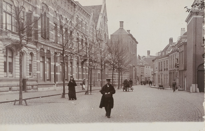 1943 Gezicht op het Hofplein te Middelburg in de richting van de Wagenaarstraat met links de Hofpleinkerk en rechts het ...