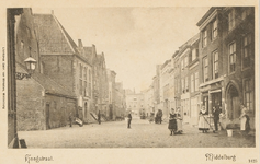1945 Hoogstraat. Middelburg. Gezicht op de Hoogstraat te Middelburg. Links de doopsgezinde kerk, rechts zijn een paar ...