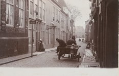 1948 Gezicht in de Sint Janstraat te Middelburg, in de richting van de Turfkaai/ Nieuwe Haven. In de straat een paard ...