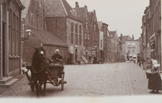 2018 Gezicht in de Nieuwe Haven te Middelburg met links op de voorgrond een door een vrouw gemend paard met kar