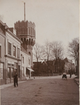 2029 Gezicht in de Noordpoortstraat te Middelburg met de watertoren op het Molenwater