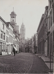 2040 Gezicht in de Lange Noordstraat te Middelburg met links de R.K. kerk en op de achtergrond de stadhuistoren