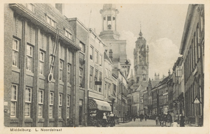 2042 Middelburg. L. Noordstraat. Gezicht in de Lange Noordstraat te Middelburg met links de rooms-katholieke kerk en op ...