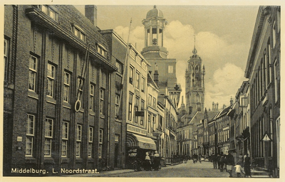2043 Middelburg. L. Noordstraat. Gezicht in de Lange Noordstraat te Middelburg met links de R.K. kerk en op de ...