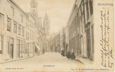 2048 Noordstraat. Middelburg. Gezicht in de Lange Noordstraat te Middelburg met links de Rooms Katholieke kerk en op de ...