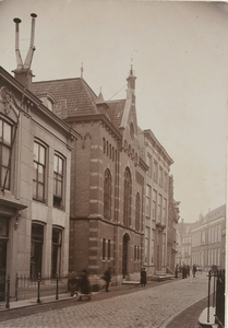 2057 Gezicht in de Lange Noordstraat te Middelburg met links de Doopsgezinde kerk