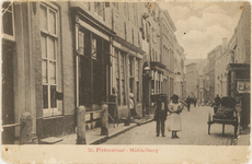 2072 St. Pieterstraat - Middelburg. Gezicht in de Lange Sint Pieterstraat te Middelburg, met links de Gistpoort vóór de ...