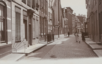 2076 Gezicht in de Lange Sint Pieterstraat te Middelburg met links de Waalse kerk en de Rijks-H.B.S