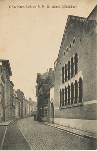2077 Vrijz. Herv. kerk en R. H. B. school, Middelburg. Gezicht op de Lange Sint Pieterstraat te Middelburg met de ...