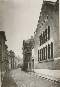 2078 Gezicht in de Lange Sint Pieterstraat te Middelburg met de Rijks-H.B.S. en de Vrijzinnig Hervormde Kerk