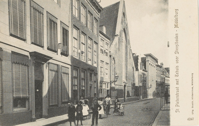 2079 St. Pieterstraat met Tehuis voor Dienstboden - Middelburg. Gezicht in de Lange Sint Pieterstraat te Middelburg