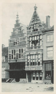 2086 Gezicht op de gevel van apotheek L.K. van der Harst en aangrenzende panden iaan de Pottenmarkt te Middelburg met ...