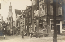 2096 Poserende jongens aan het begin van de Segeersstraat/hoek Londensekaai te Middelburg met op de achtergrond de Abdijtoren