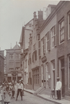 2098 Gezicht vanuit de Segeersstraat op de Lange Delft te Middelburg, met rechts een pand van de Staatsloterij