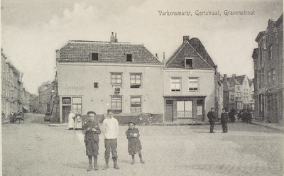 2146 Varkensmarkt, Gortstraat, Gravestraat. Poserende jongens op de Varkensmarkt te Middelburg met links de Lange ...