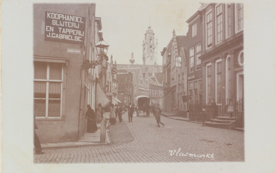 2158 Vlasmarkt. Gezicht op de hoek van de Krommeweele en de Vlasmarkt te Middelburg met op de achtergrond de stadhuistoren