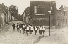 2177 Een groep meisjes in de Winterstraat te Middelburg