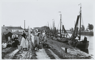 22 Arnemuiden, Vissershaven. Gezicht op de haven van Arnemuiden, met vissersmeisjes in dracht, bij de ARM24