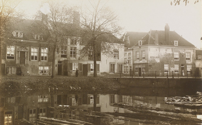 2213 Gezicht op de Penninghoeksingel en het begin van de Kromme Weele te Middelburg met boomstammen in het water
