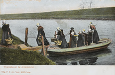 23 Overzetveer te Arnemuiden. Arnemuidse visleursters op het overzetveer van het Arnekanaal, overgezet door J. Lasoe