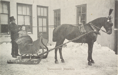 2387 Sneeuwgezicht, Middelburg. Een meisje in een door een paard getrokken arreslee, met achterop een koetsier bij ...