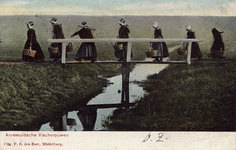 24 Arnemuidsche Vischvrouwen. Visleursters uit Arnemuiden op een bruggetje in het voetpad Arnemuiden-Middelburg