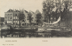 2412 Middelburg Kinderdijk. Bedrijvigheid bij afgemeerde schepen aan de Kinderdijk te Middelburg
