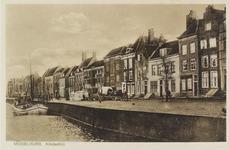 2414 Middelburg. Kinderdijk. Gezicht op de Kinderdijk te Middelburg, met een afgemeerd schip