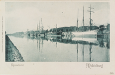 2421 Kanaalzicht. Middelburg. Afgemeerde schepen in het Kanaal door Walcheren te Middelburg gezien vanaf de Blauwedijk