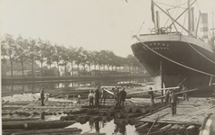 2424 Een deel van het Engelse vrachtschip ‘Student’ van The Charente Steamship Co (T. & J. Harrison) te Liverpool, ...
