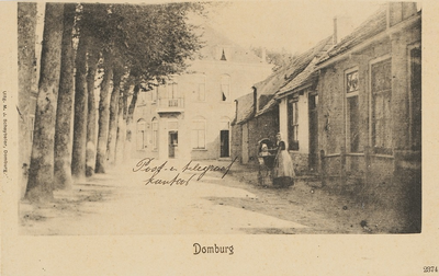 243 Domburg. Het post-en telegraafkantoor te Domburg, met op de voorgrond een meisje met kinderwagen
