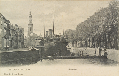 2453 Middelburg Droogdok. Gezicht op een in het Dok te Middelburg liggend schip met links de Dwarskaai en rechts de Dam ...