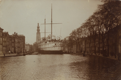 2456 Gezicht op het Dok te Middelburg met de kruiser Hr. Ms. Zeeland , op de achtergrond de Abdijtoren