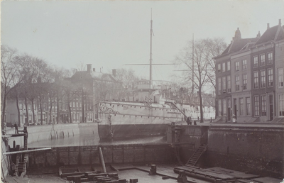 2457 Gezicht op het Dok te Middelburg met de kruiser Hr. Ms. Zeeland , met op de achtergrond de Rotterdamsekaai en op ...