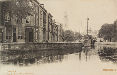 2464 Droogdok Middelburg. Gezicht op het Dok en de Dwarskaai op de hoek met de Dam Zuidzijde te Middelburg, met op de ...