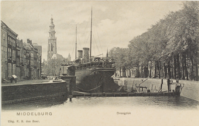 2466 Middelburg Droogdok. Gezicht op een in het Dok te Middelburg liggend schip met links de Dwarskaai en rechts de Dam ...