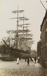 2475 Gezicht op een in het Dok te Middelburg liggend zeilschip, met rechts de Dam Zuidzijde