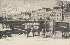 2484 Middelburg Houtkaai met Koningsbrug. Gezicht op de Koningsbrug te Middelburg met rijtuigen, in de richting van de ...