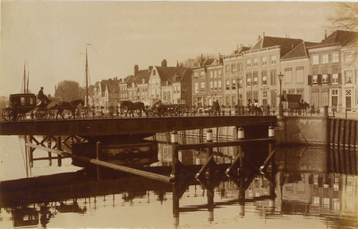 2485 Gezicht op de Koningsbrug te Middelburg met rijtuigen, in de richting van de Houtkaai en de Turfkaai