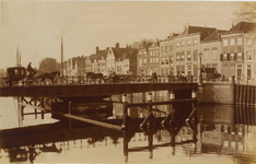 2485 Gezicht op de Koningsbrug te Middelburg met rijtuigen, in de richting van de Houtkaai en de Turfkaai