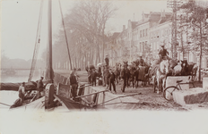 2498 Het aanleveren van goederen met paard en wagen bij een aan de Londensekaai te Middelburg afgemeerd schip