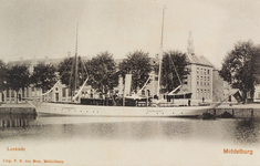 2530 Loskade Middelburg. Gezicht op de Loskade te Middelburg met een afgemeerd schip en op de achtergrond de Abdijtoren