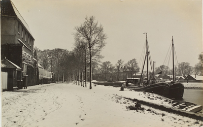 2540 Gezicht op de besneeuwde Punt en Havendijk te Middelburg, met op de achtergrond de Vitritefabriek