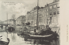 2555 Middelburg Rouaansche Kaai. Gezicht op de Rouaansekaai te Middelburg met afgemeerde schepen