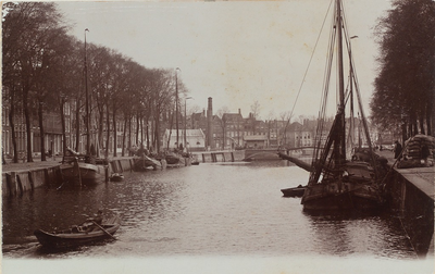 2560 Gezicht op de Rouaansekaai te Middelburg met op de achtergrond het stoompompgemaal en de Rotterdamsekaai en rechts ...