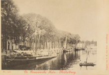 2564 De Rouaansche Kade - Middelburg. Gezicht op de Rouaansekaai te Middelburg met afgemeerde schepen en een visser op ...