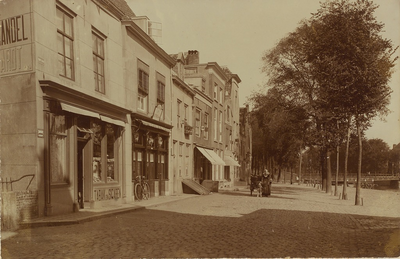 2590 Gezicht op de hoek Sint Janstraat/Turfkaai te Middelburg met de kleermaker en sigarenwinkel D. Burghardt (H 186)
