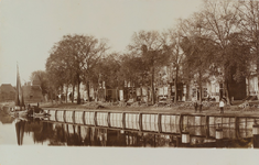 2593 Gezicht op een deel van de Turfkaai en Nieuwe Haven te Middelburg met het badhuis, voor verscheping gereedliggende ...