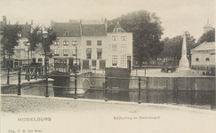 2599 Middelburg Spijkerbrug en Gedenknaald. Gezicht op de Rouaansekaai te Middelburg met het Zeeuwsch Koffiehuis, ...