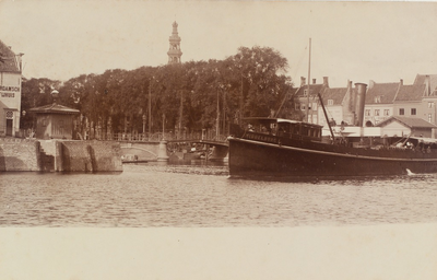 2605 Een mailboot bij de Punt te Middelburg, met links de kop van de Kinderdijk en de Spijkerbrug te Middelburg